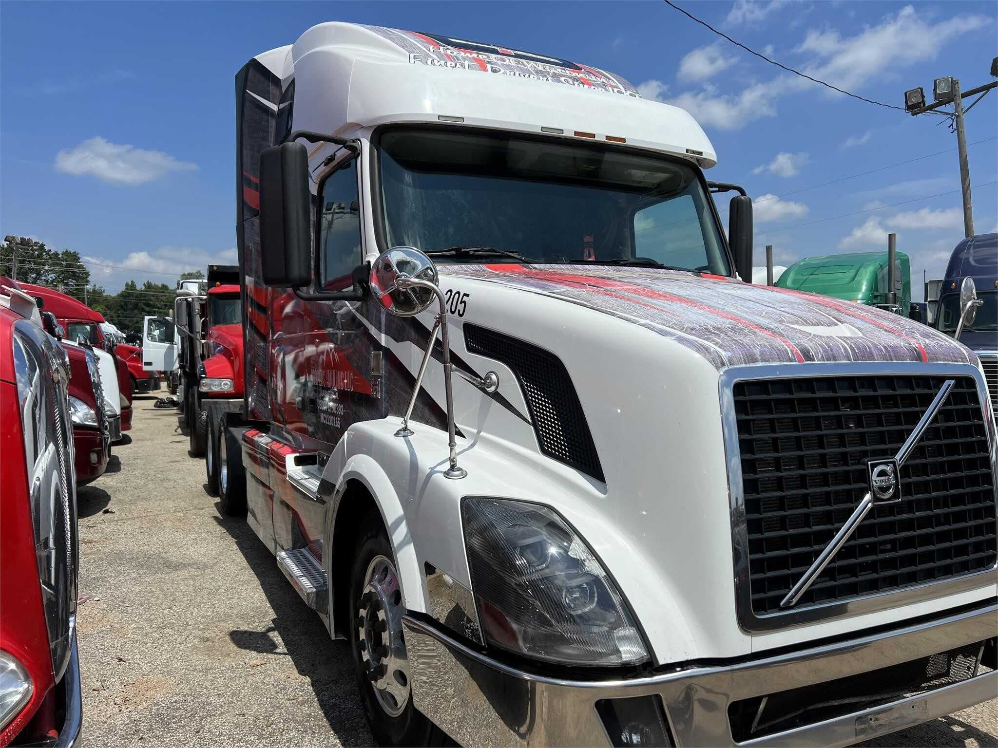 2011 Volvo VNL670 image 2