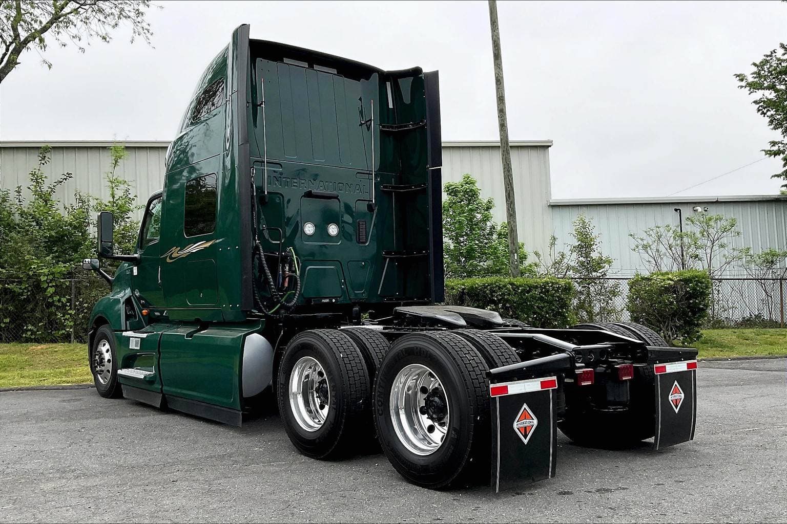 2022 International LT625 Sleeper Semi Truck - 73" Raised Roof Sleeper, A26 400HP, 11 Speed image 12