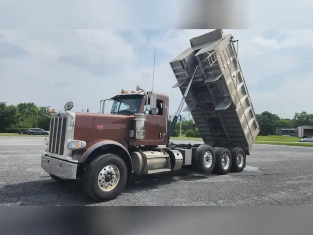 2023 Peterbilt 389 image 5