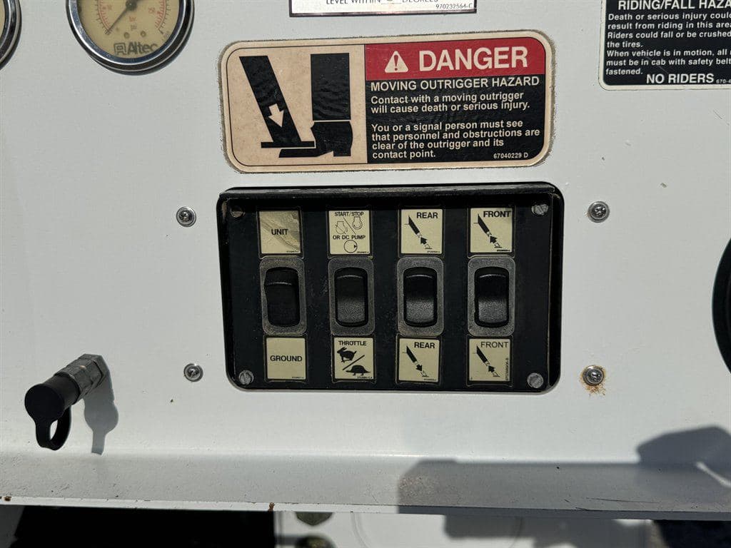 2015 Freightliner M2-112 image 35