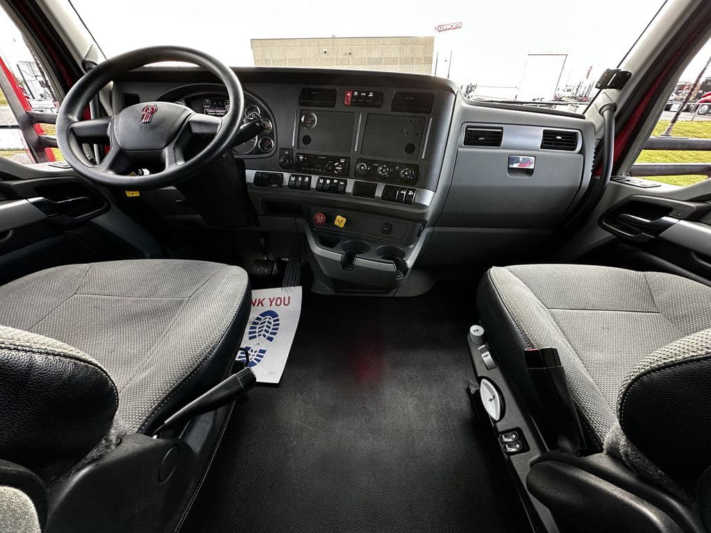 Used 2022 PETERBILT 579 image 7