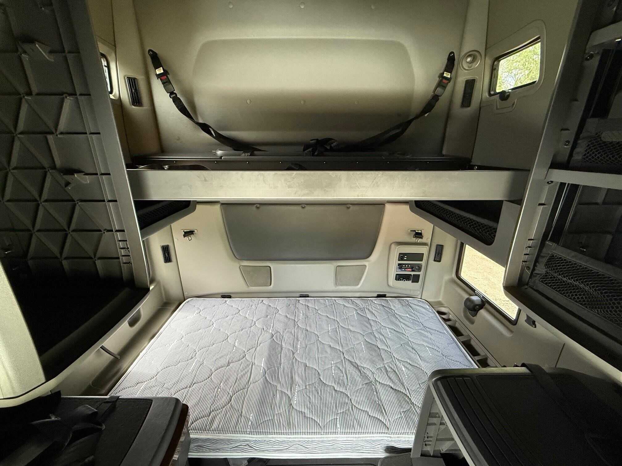 2021 International LT625 image 4