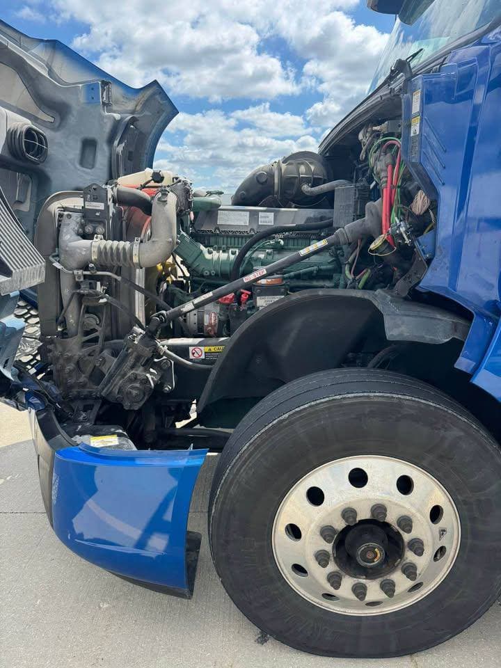 2021 Volvo VNL670 image 4