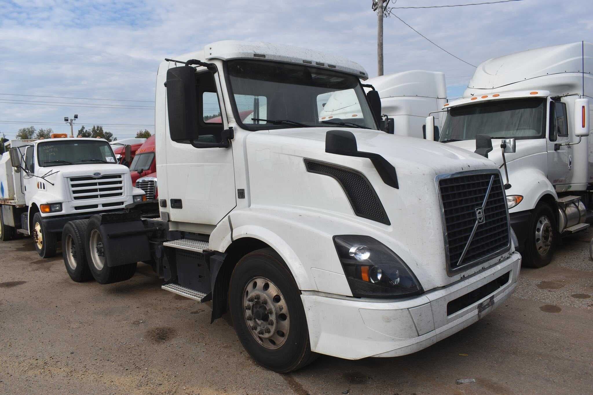 2018 Volvo VNL62T300 image 2