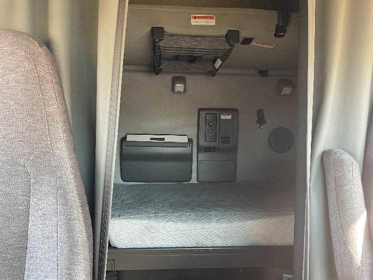 2022 Volvo VNL image 11