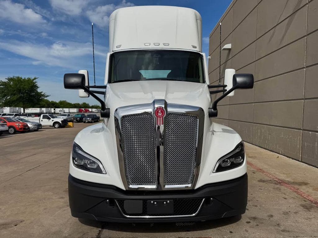New 2027 KENWORTH T680 image 2