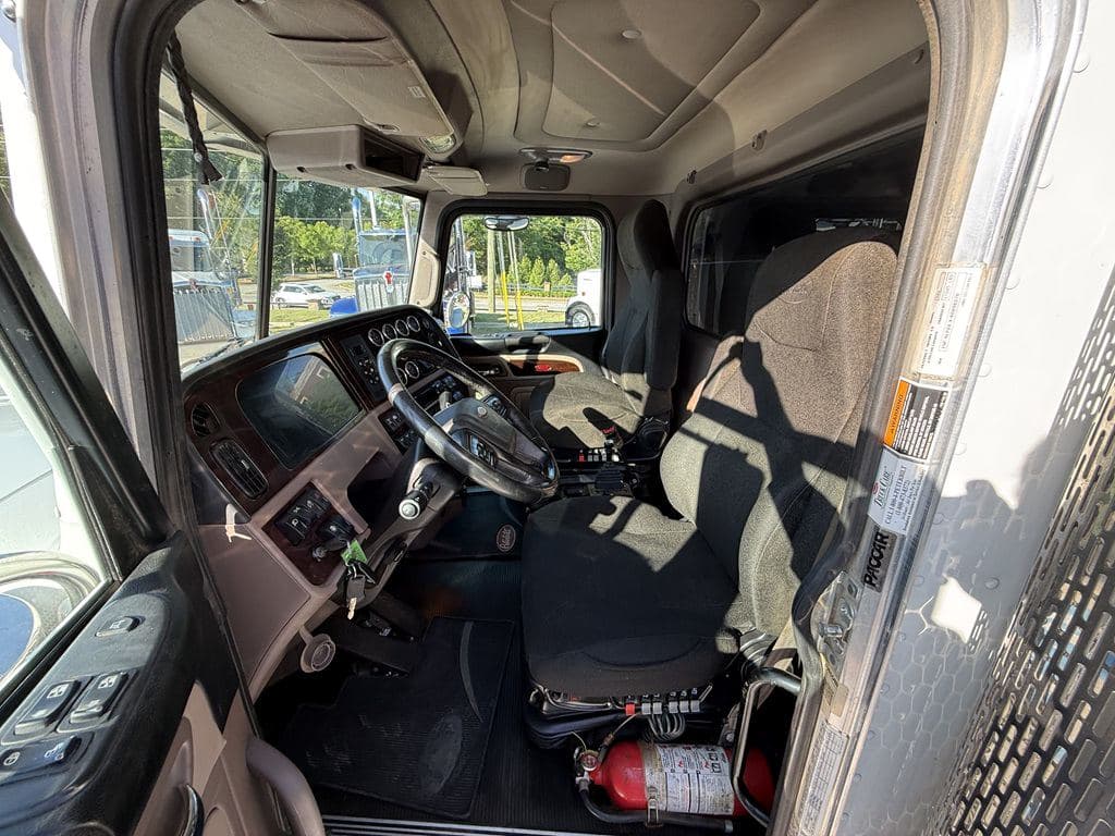 Used 2024 PETERBILT 389 image 12