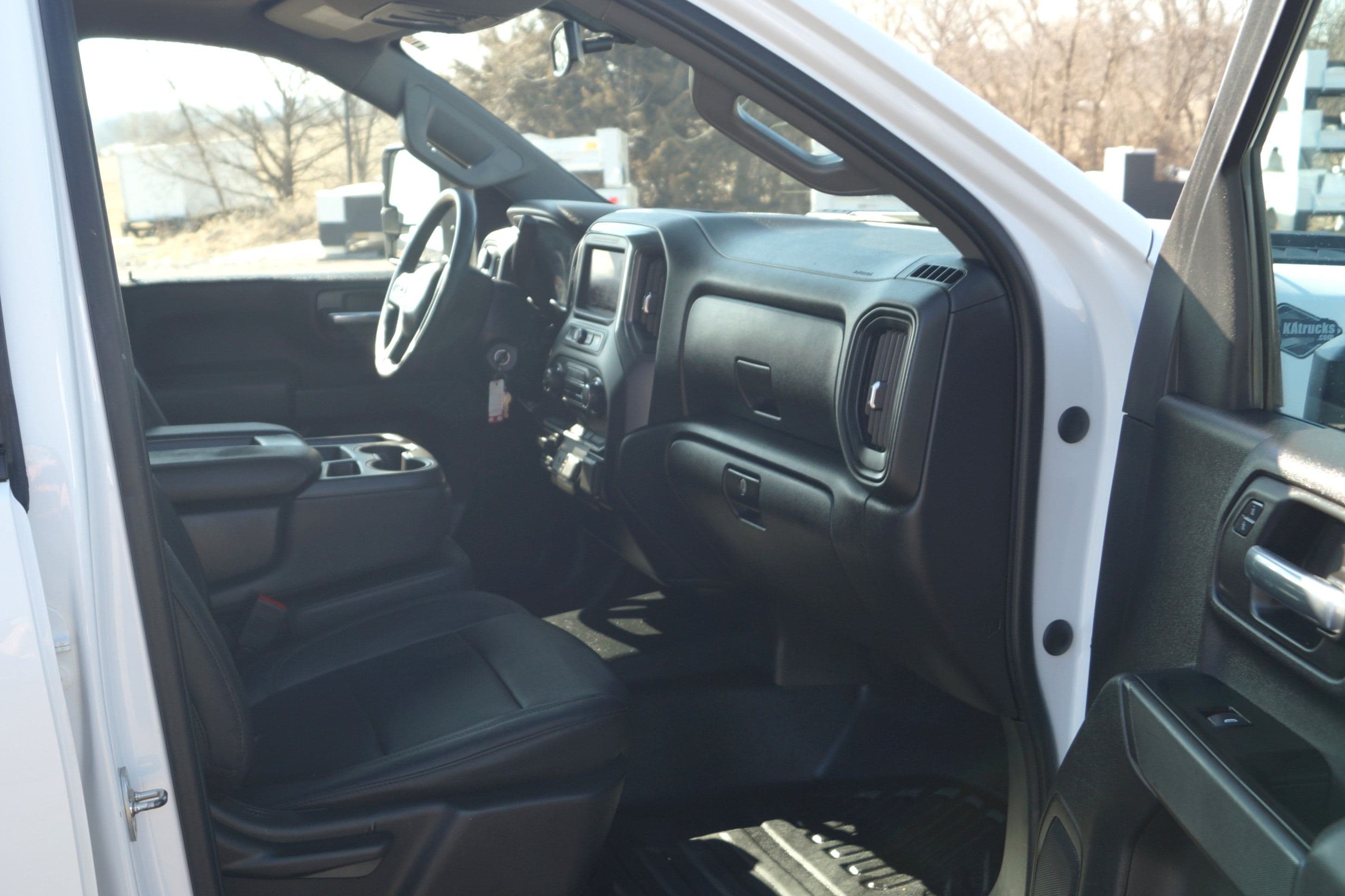 2023 Chevrolet Silverado 2500 WT - 8ft Flatbed - 4WD 6.6L V8 image 13