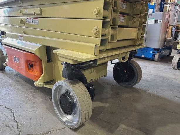 2013 JLG 3246ES image 9