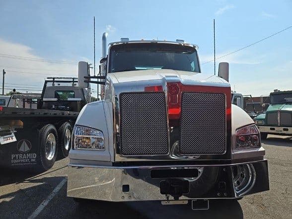 2025 Kenworth T880 image 2