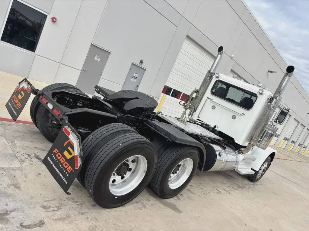 2022 Peterbilt 389 image 4