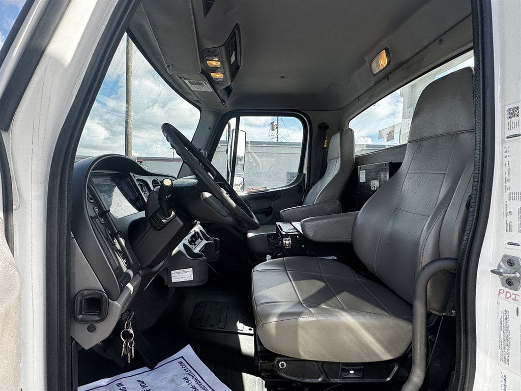 2017 Freightliner M2-106 image 62
