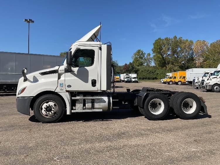 2021 Freightliner Cascadia image 1