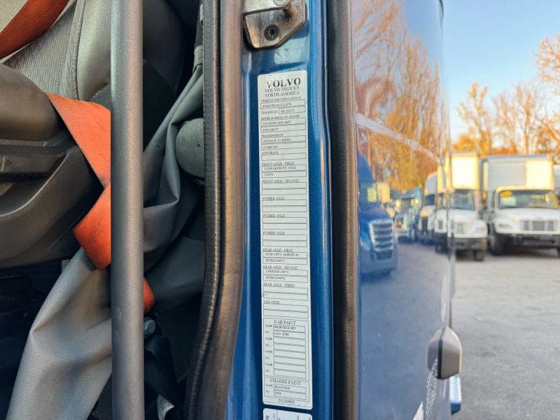 2020 Volvo VNL image 40