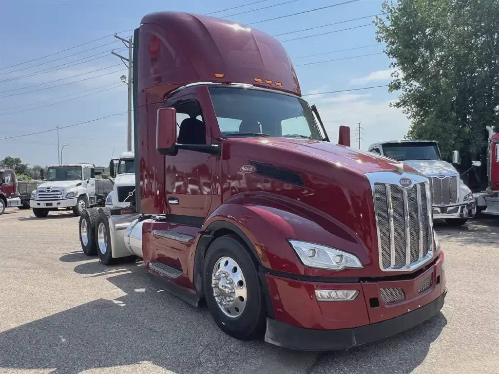 2022 Peterbilt 579 image 2