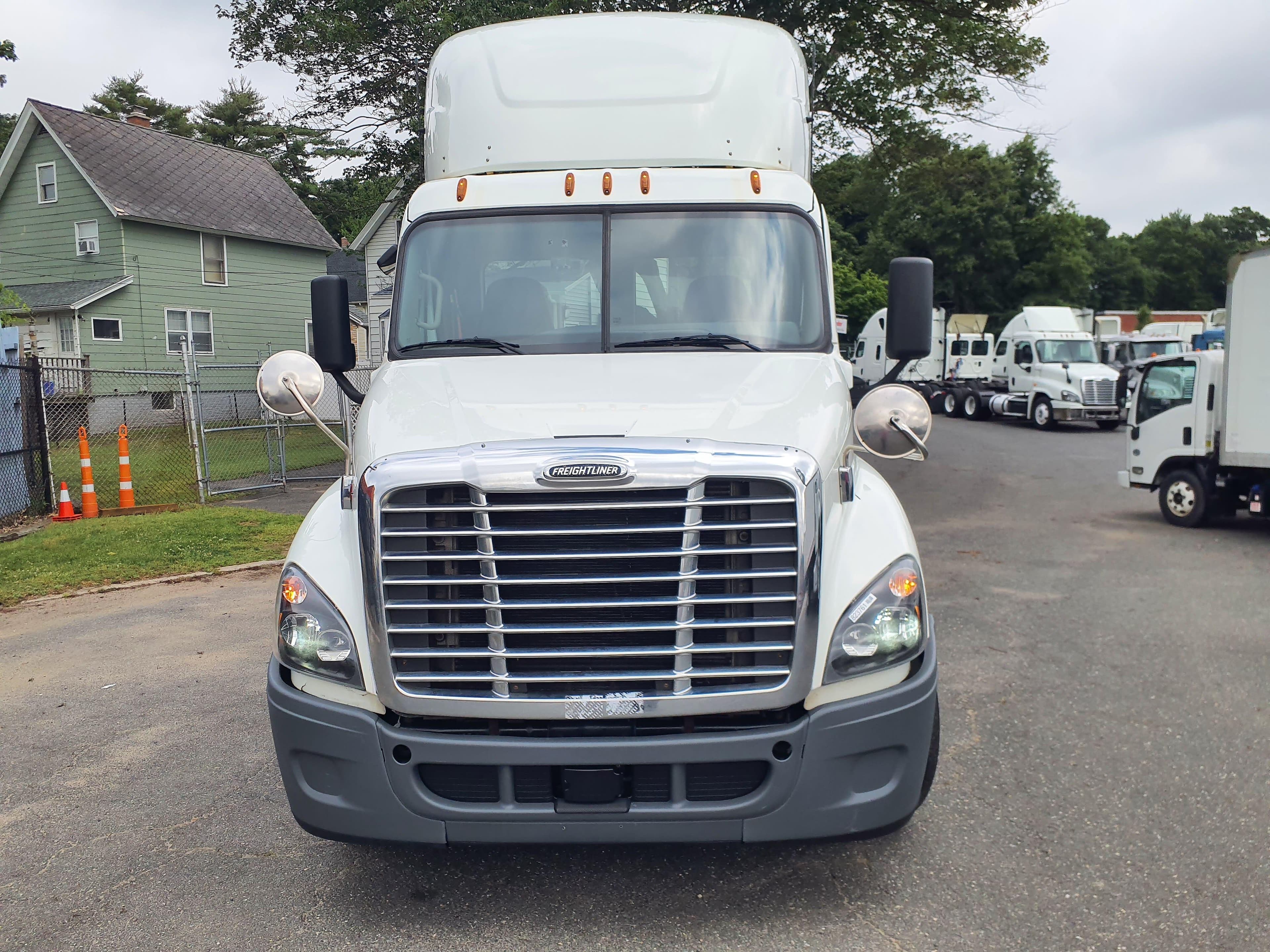 Used 2019 FREIGHTLINER Conventional - Day Cab - CASCADIA 125 image 2
