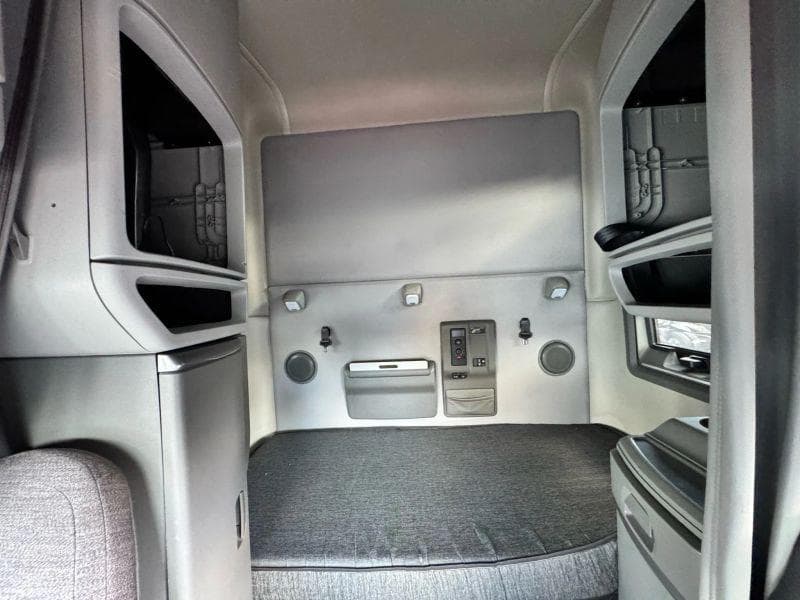 2021 Volvo VNL image 51