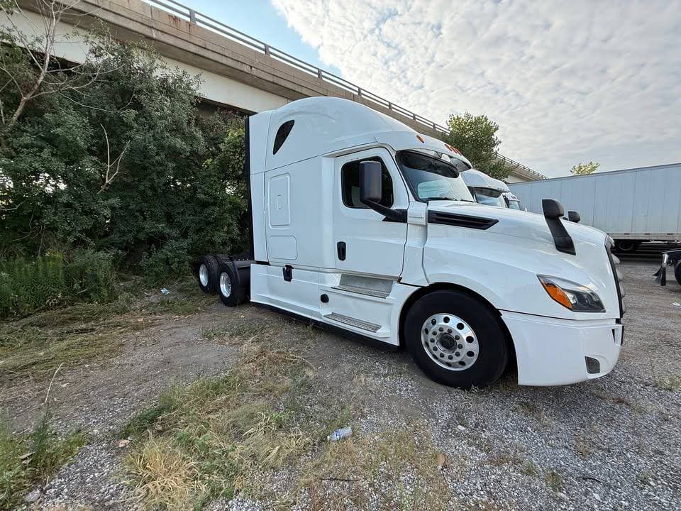 2020 Freightliner Cascadia image 2