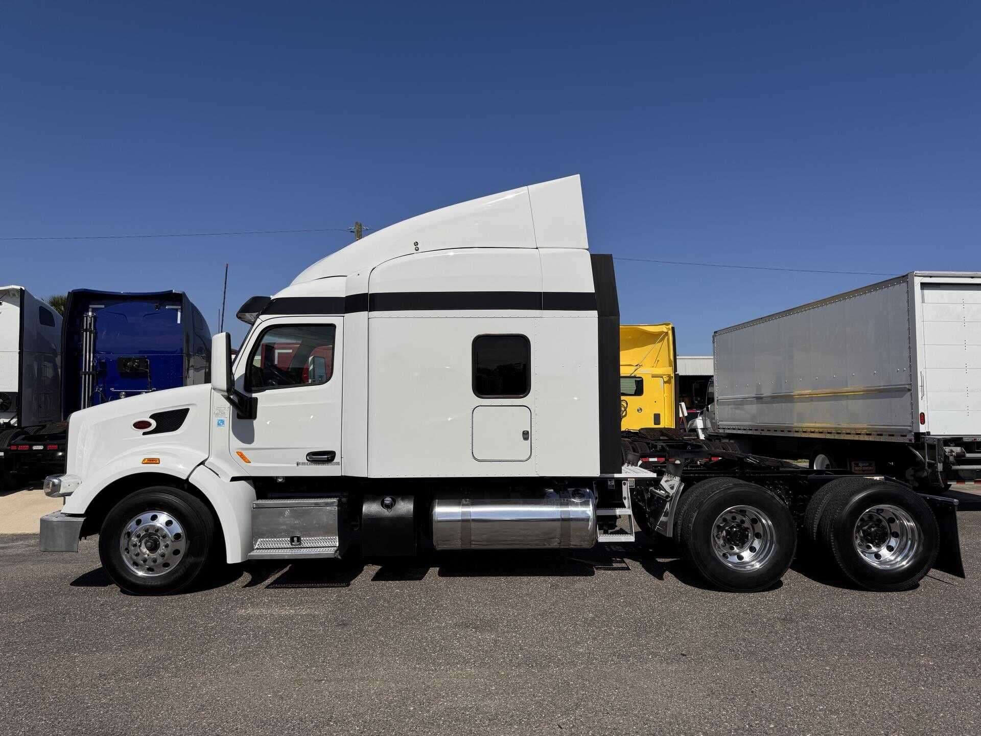 2022 Peterbilt 567 image 3