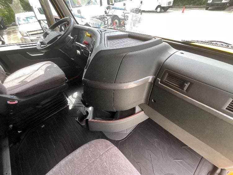 2022 Volvo VNL image 10