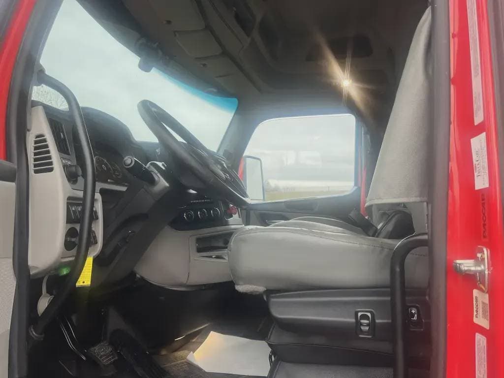 2023 Peterbilt 579 image 5