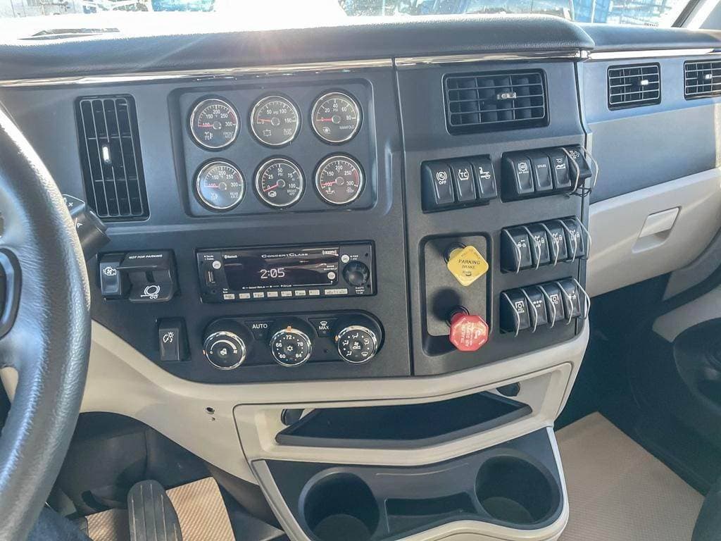 2025 Peterbilt 589 image 10