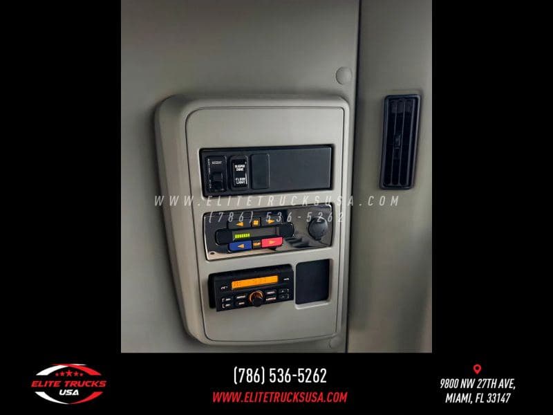 2020 International LT image 21