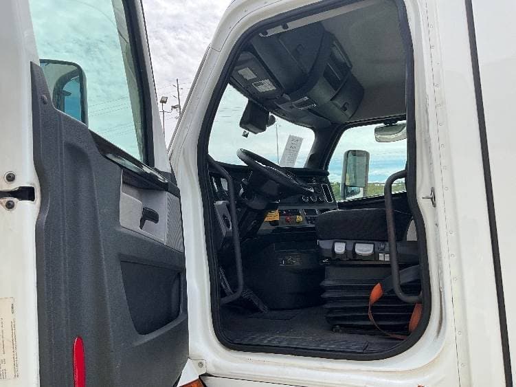 2022 Freightliner Cascadia image 9