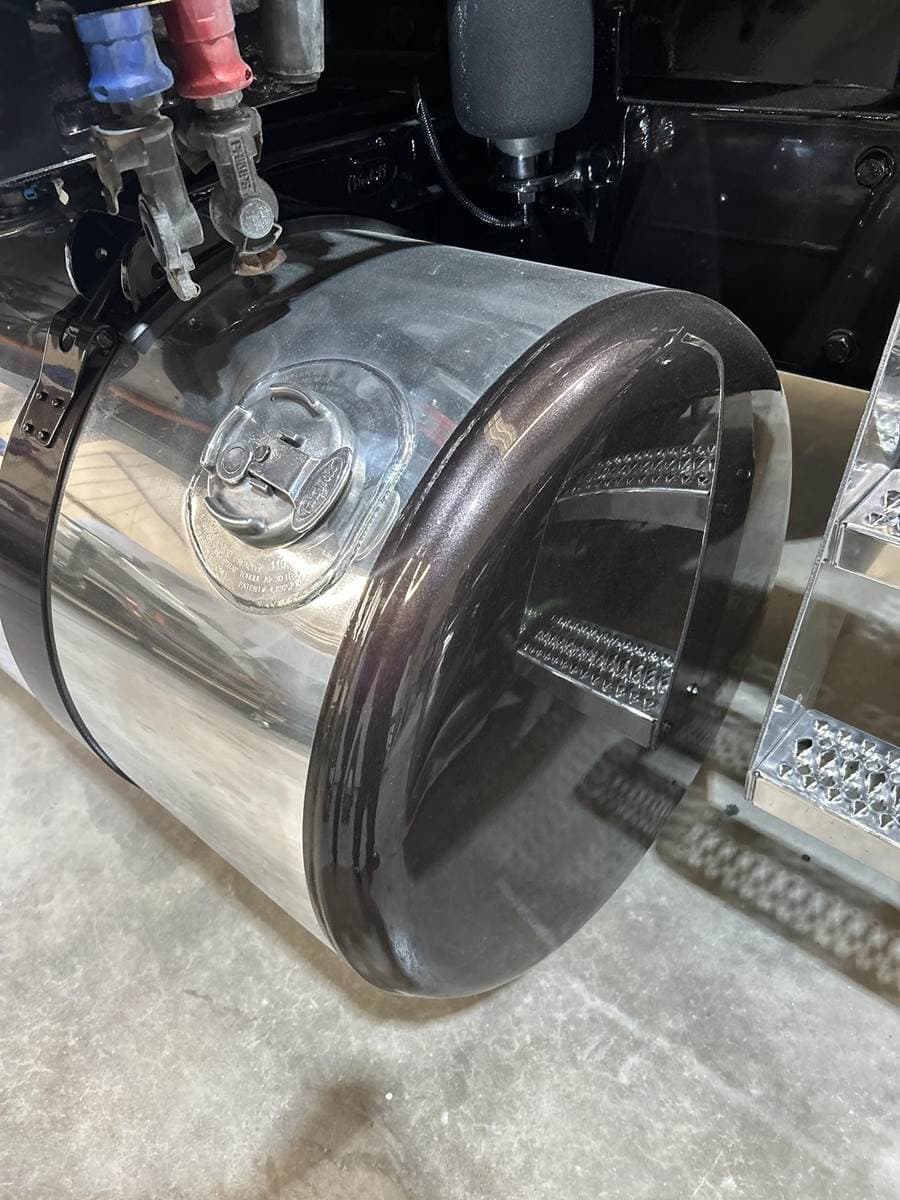 2023 Peterbilt 389 image 5