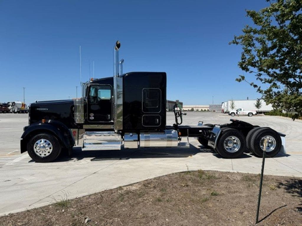 New 2027 KENWORTH W900L image 9