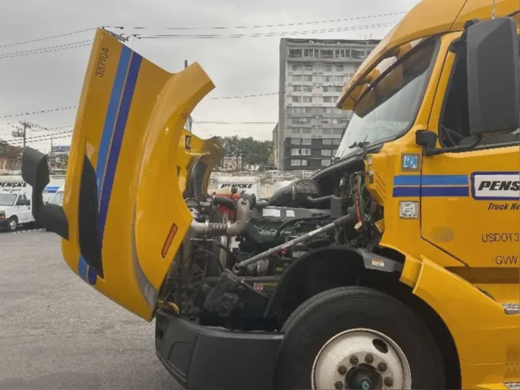 2022 Volvo VNL image 8