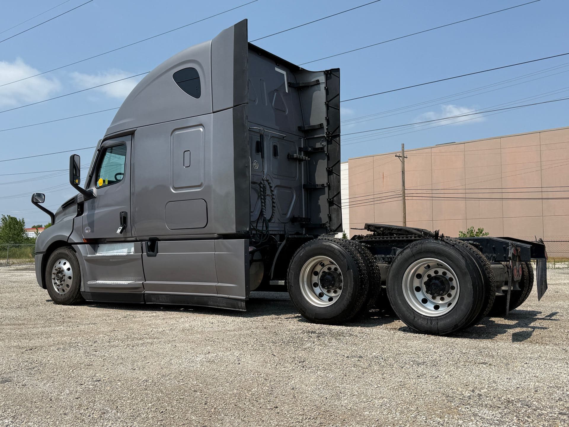 2022 Freightliner -383k - 14k Hours - 455 HP - Swift Fleet Truck! image 16