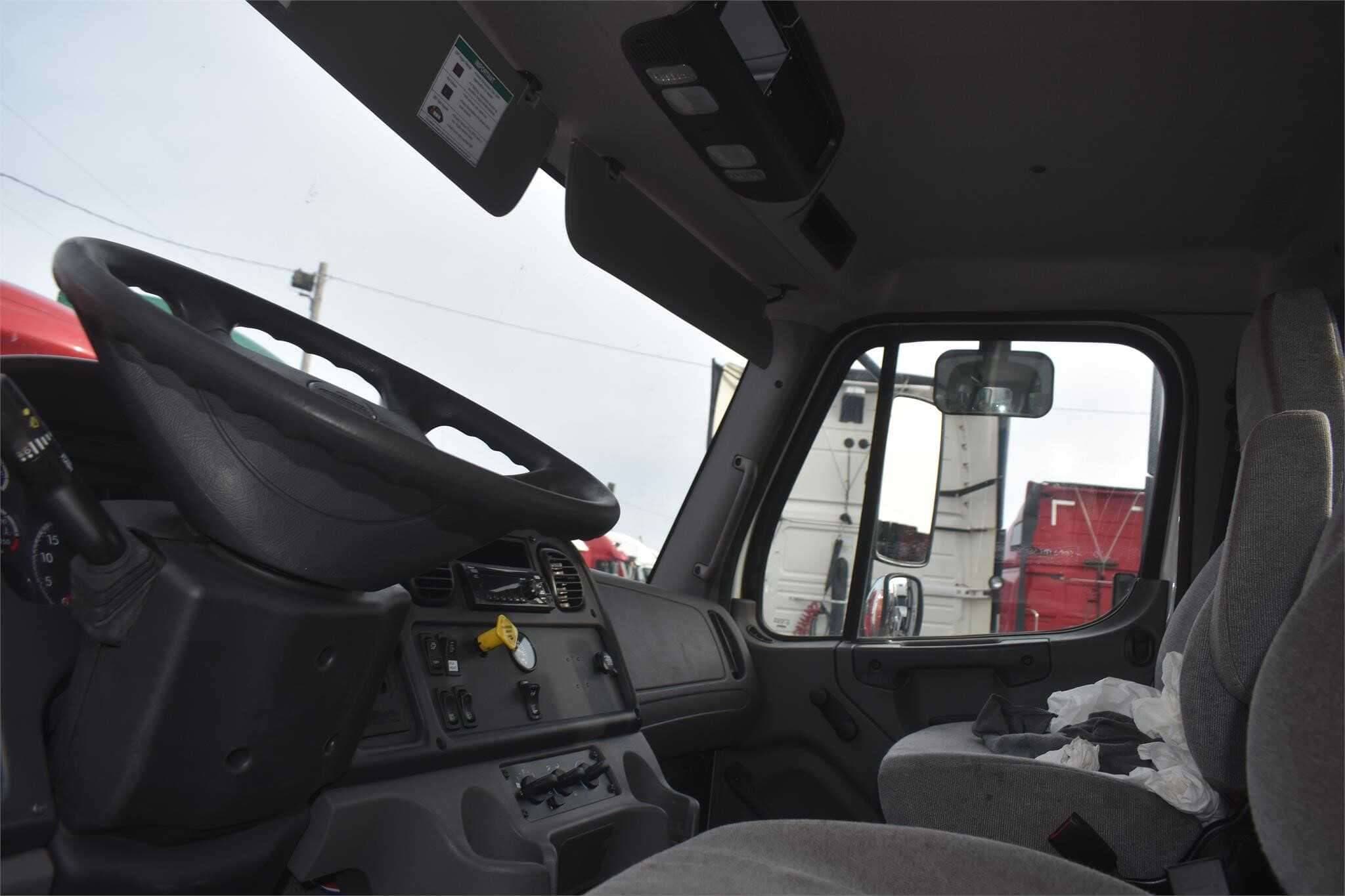 2018 Freightliner M2 image 4