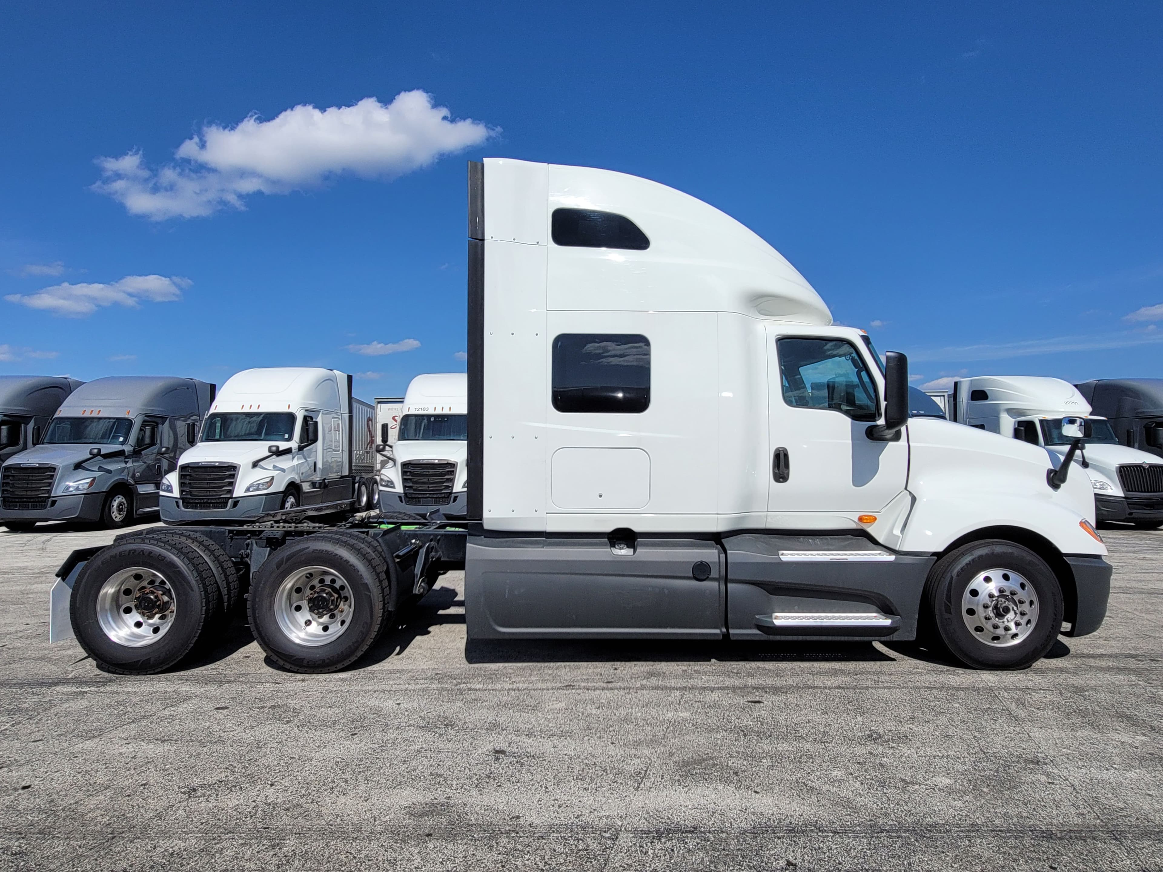 2022 International LT625 image 4