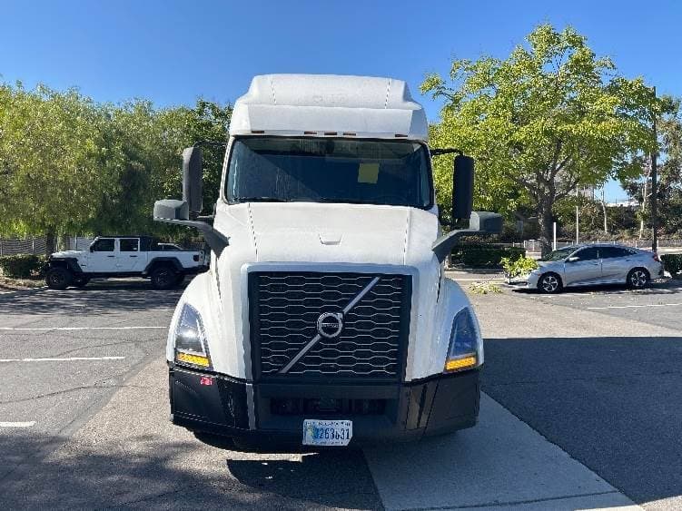 2023 Volvo VNL image 2
