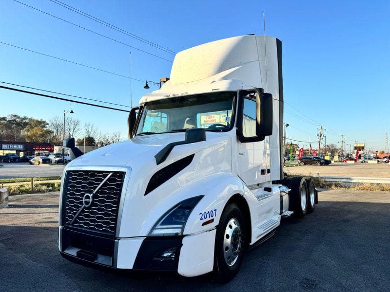 2020 Volvo VNL image 2