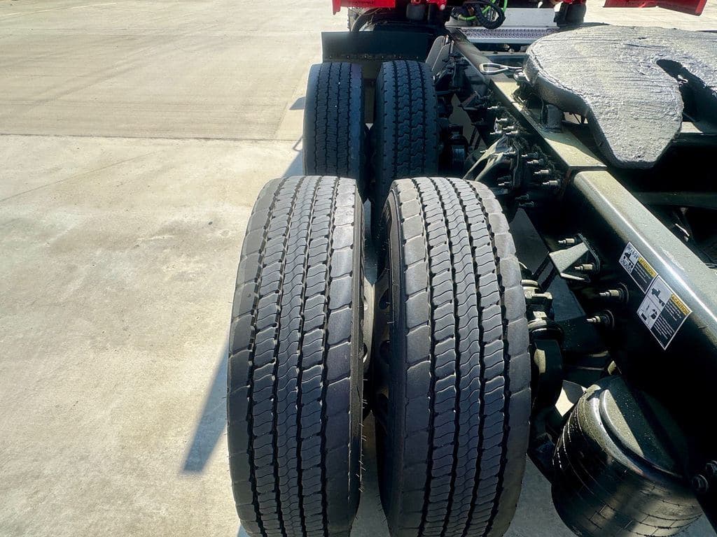 Used 2023 PETERBILT 579 image 5