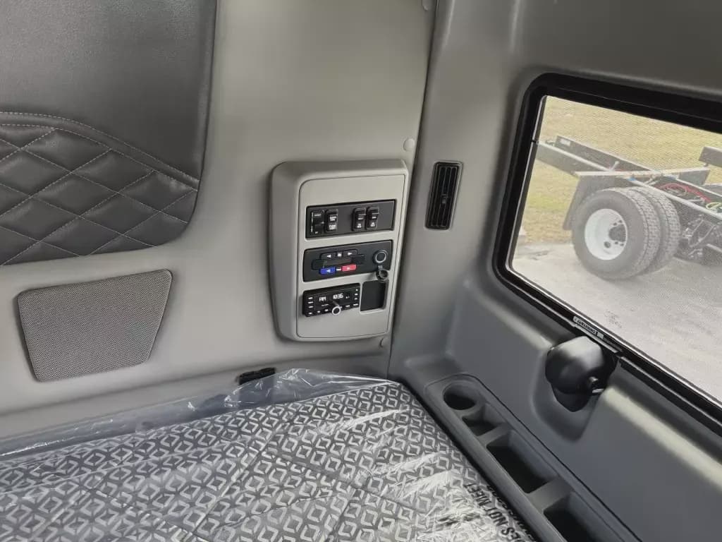 New 2025 INTERNATIONAL Conventional - Sleeper Truck image 7
