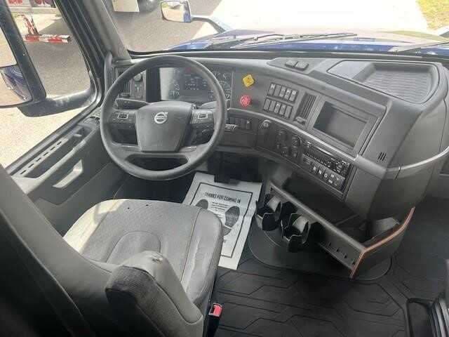 2021 Volvo VNL64T760 image 4