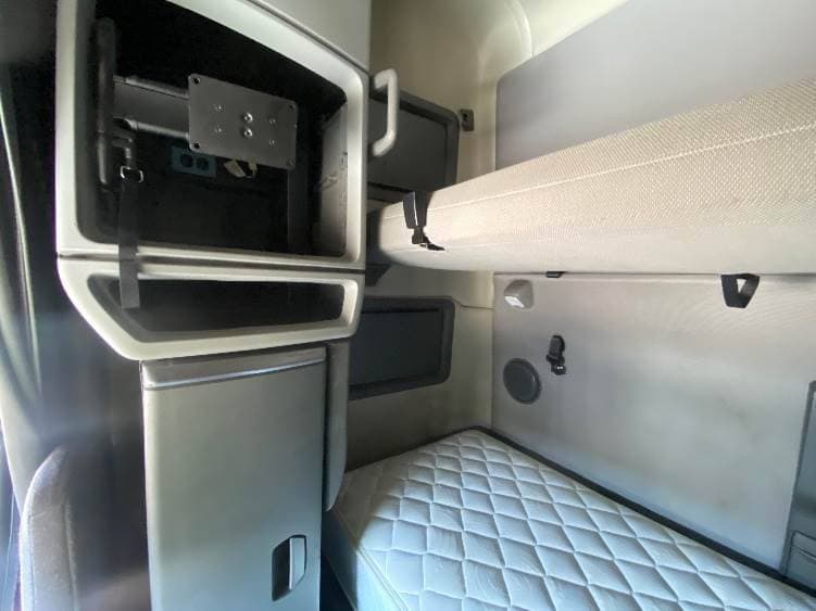 2022 Volvo VNL image 14