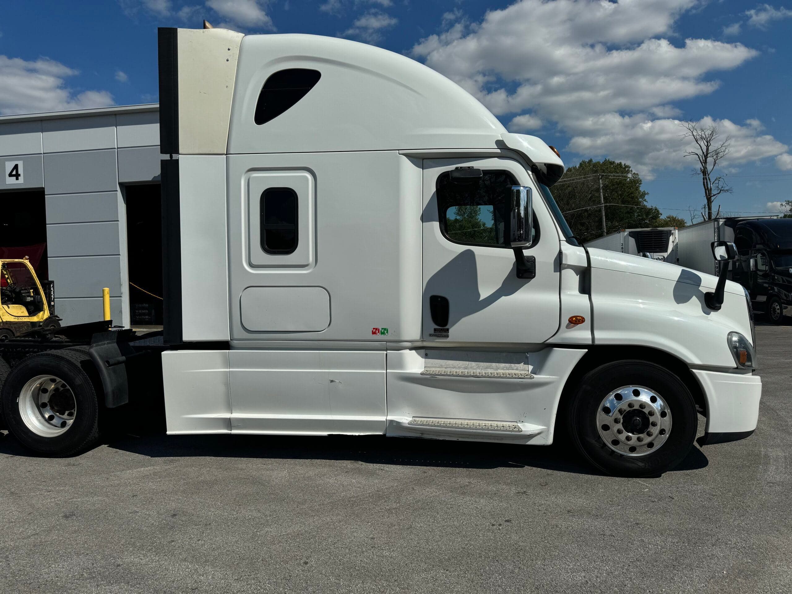 2016 Freightliner Cascadia 125 image 1