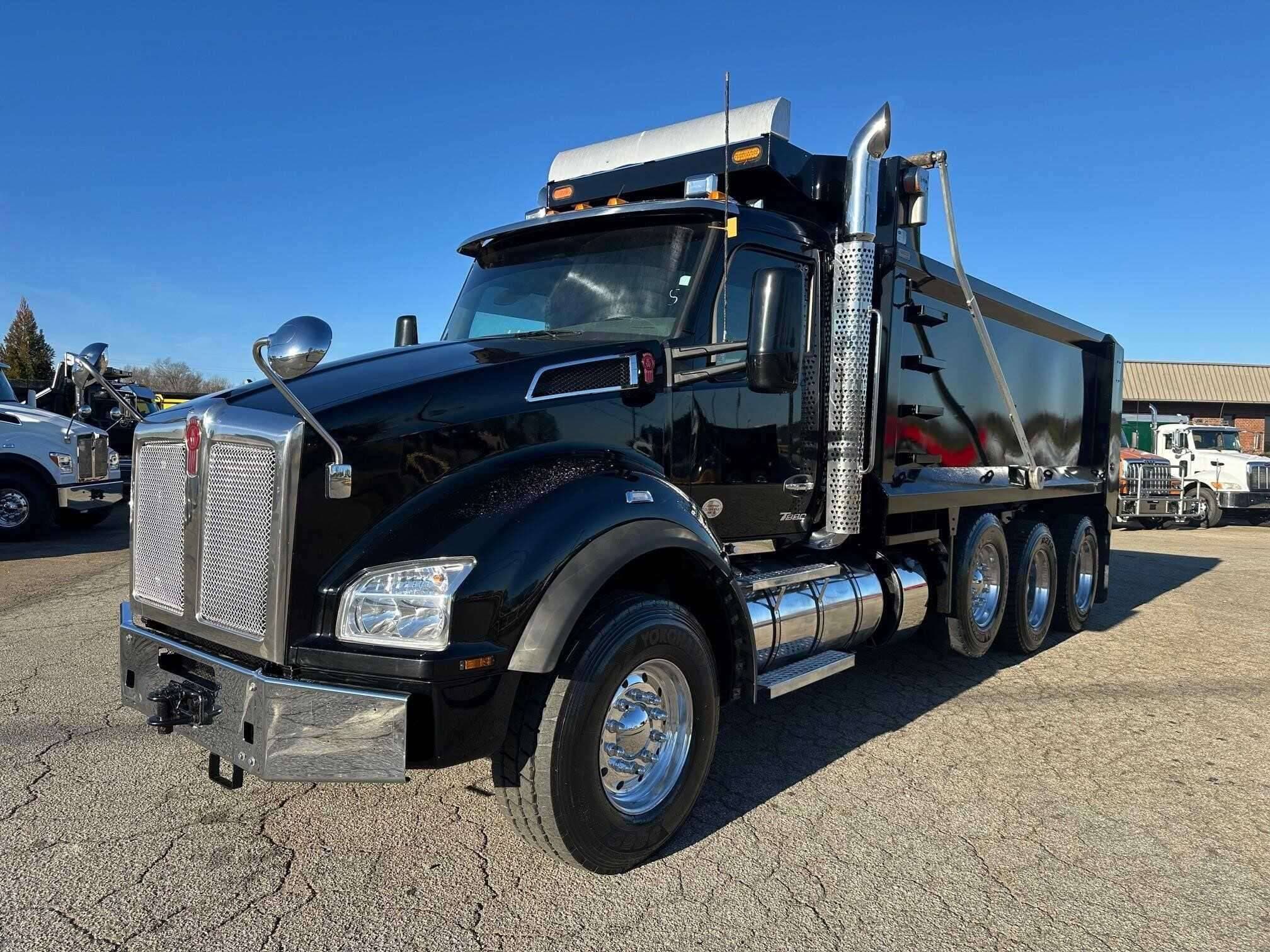 2023 Kenworth T880 image 1
