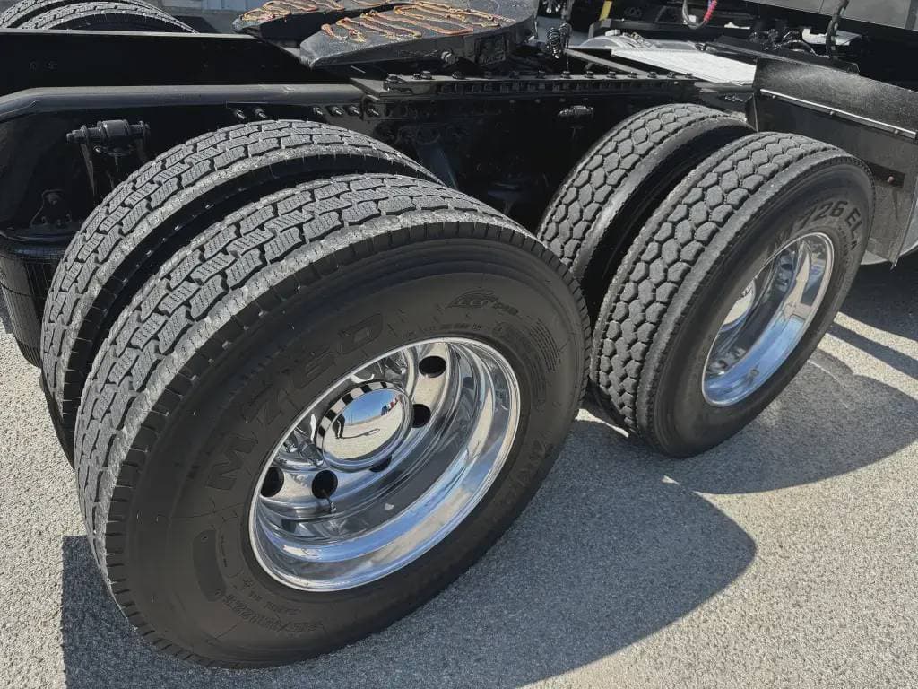Used 2021 MACK Conventional - Sleeper Truck image 9