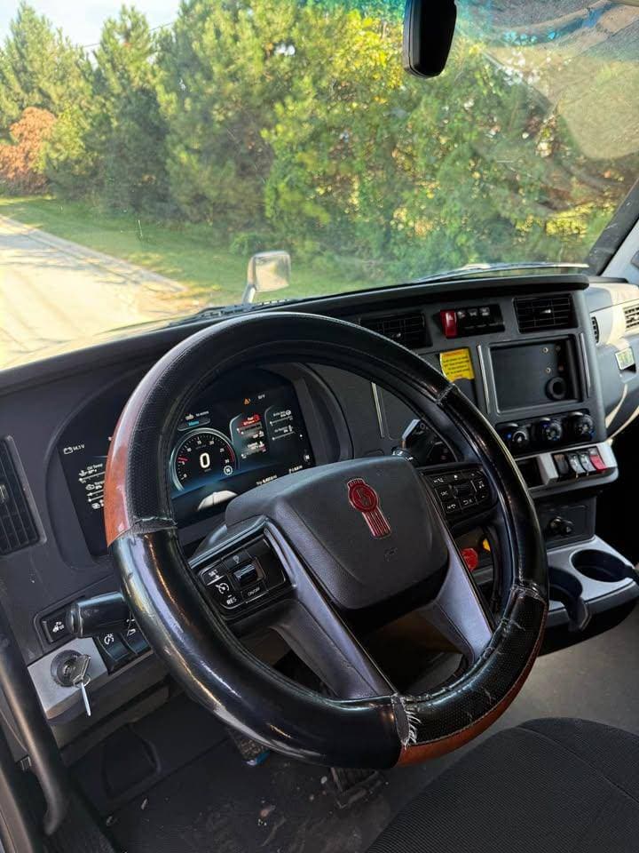 2022 Kenworth T680 image 8