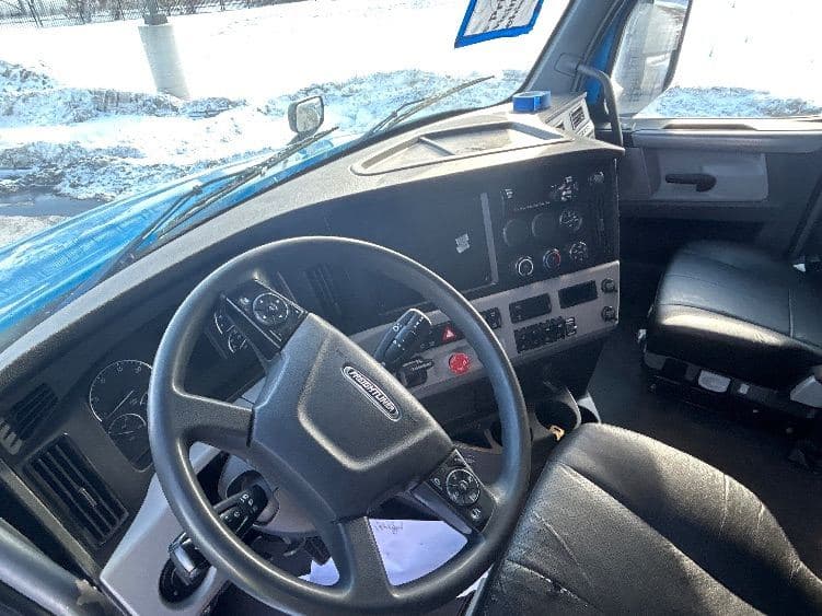 2020 Freightliner Cascadia 126 image 9