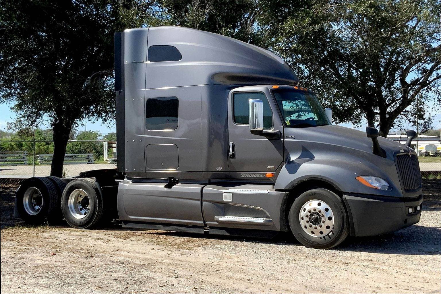 2022 International LT625 Sleeper Semi Truck - 73" Raised Roof Sleeper, A26 400HP, 11 Speed image 1