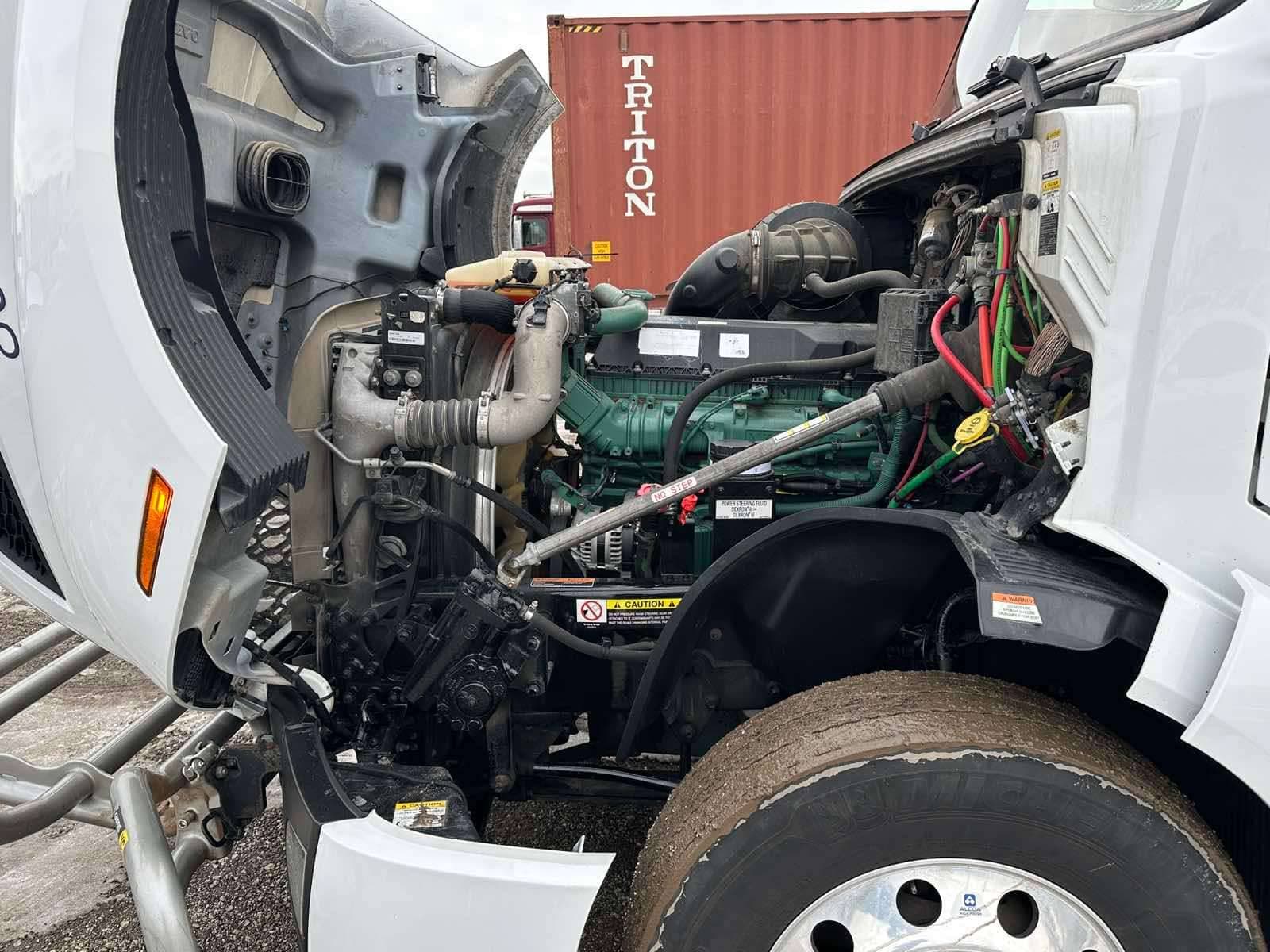 2023 Volvo VNL image 4