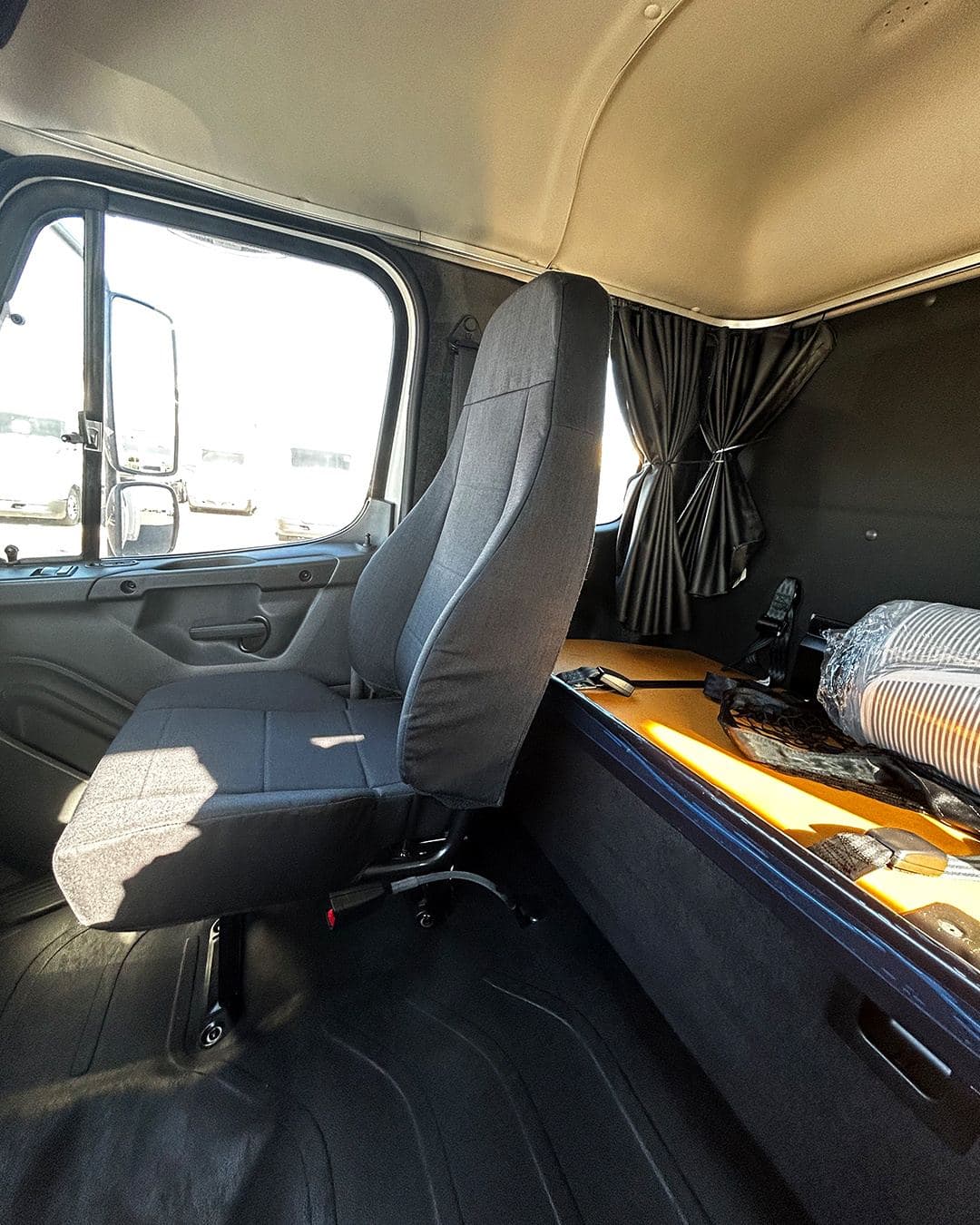 2025 Freightliner M2 image 6