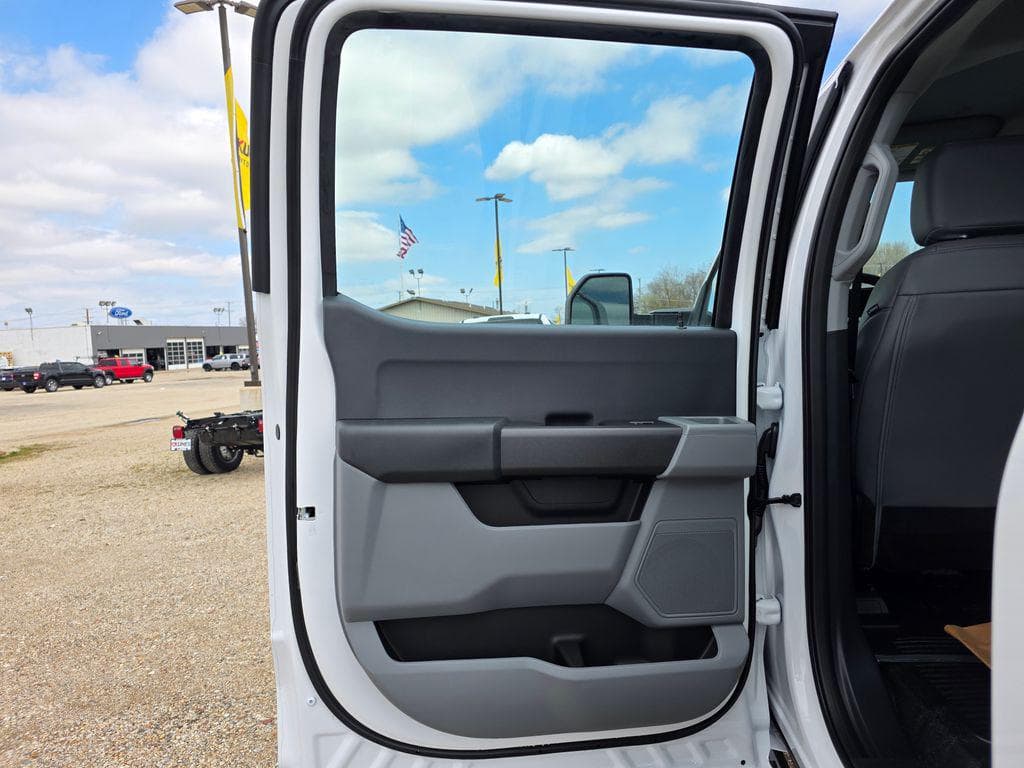 2026 Ford F-450SD XL DRW CAB CHASSIS image 23