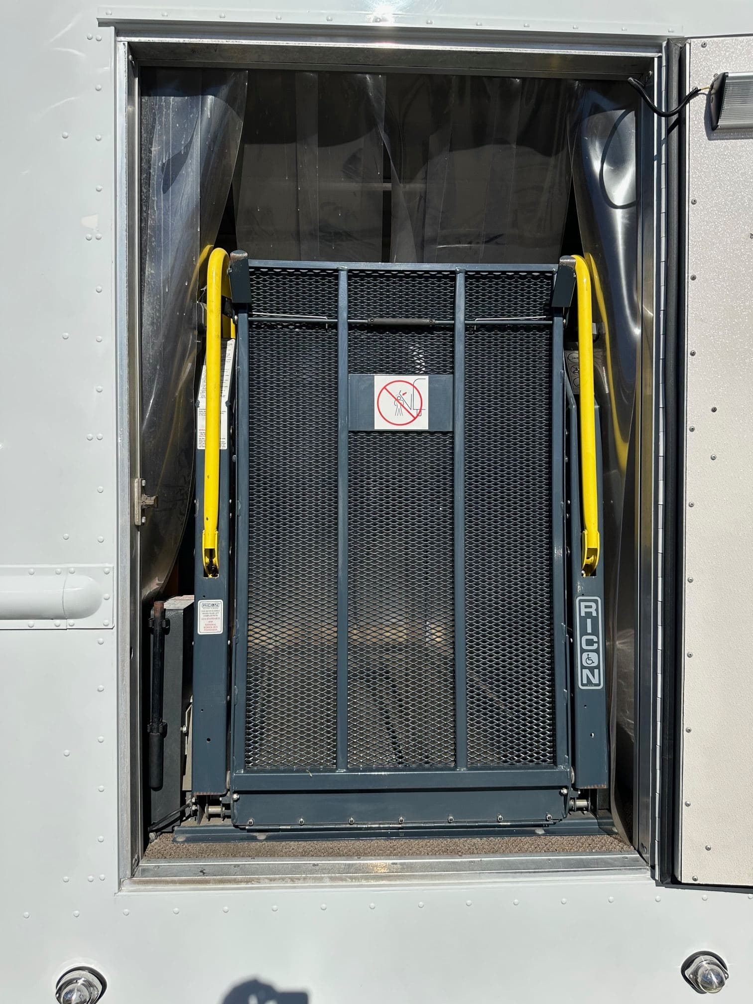 2002 WORKHORSE Step Van with Handicap Lift image 40